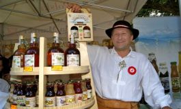 Właściciel PPUH Tłocznia Maurer - Krzysztof Maurer prezentuje nowe produkty